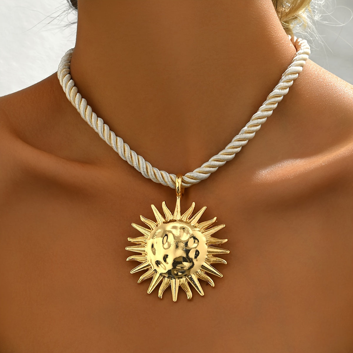 Elegant Sunflower Pendant Necklace